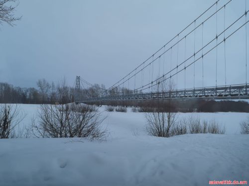 фото висячего моста на реке Белой зимой